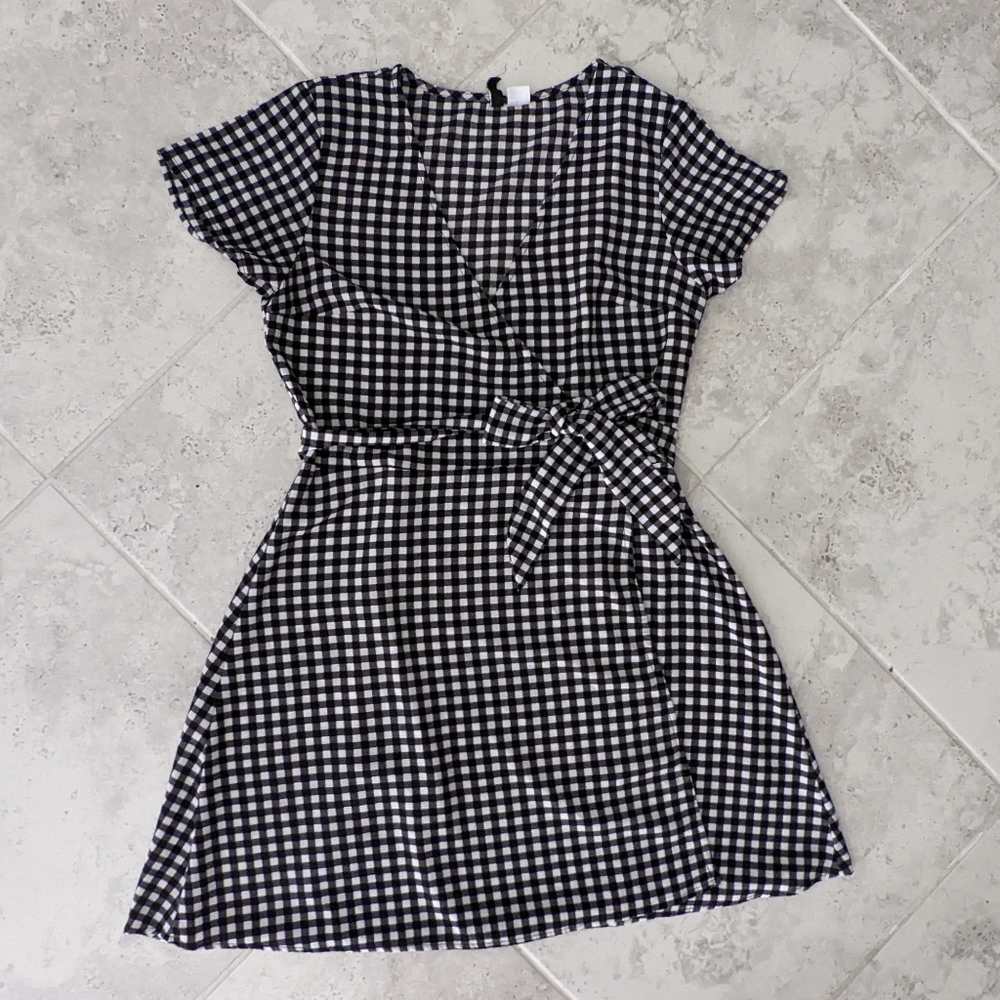 H&M Divided Black and White Patterned Short Dress Wrap